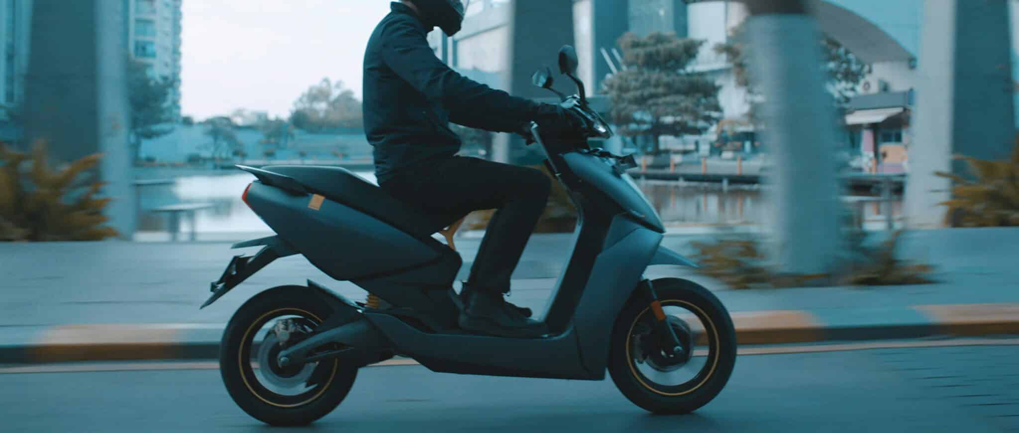 découvrez une large sélection de scooters de qualité. trouvez le scooter idéal pour vos déplacements urbains ou vos escapades en ville.