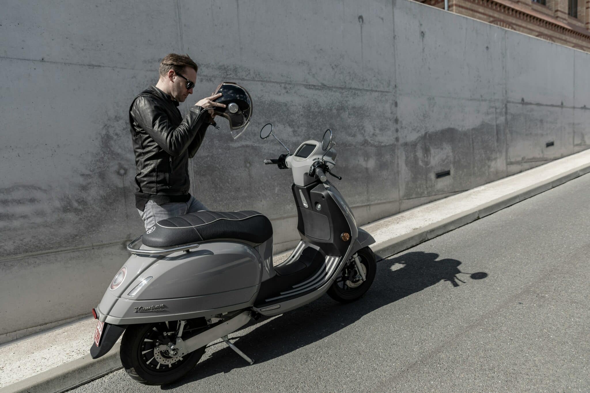 découvrez une sélection impressionnante de motos électriques innovantes, économiques et écologiques sur notre boutique en ligne. trouvez la moto électrique de vos rêves dès maintenant !