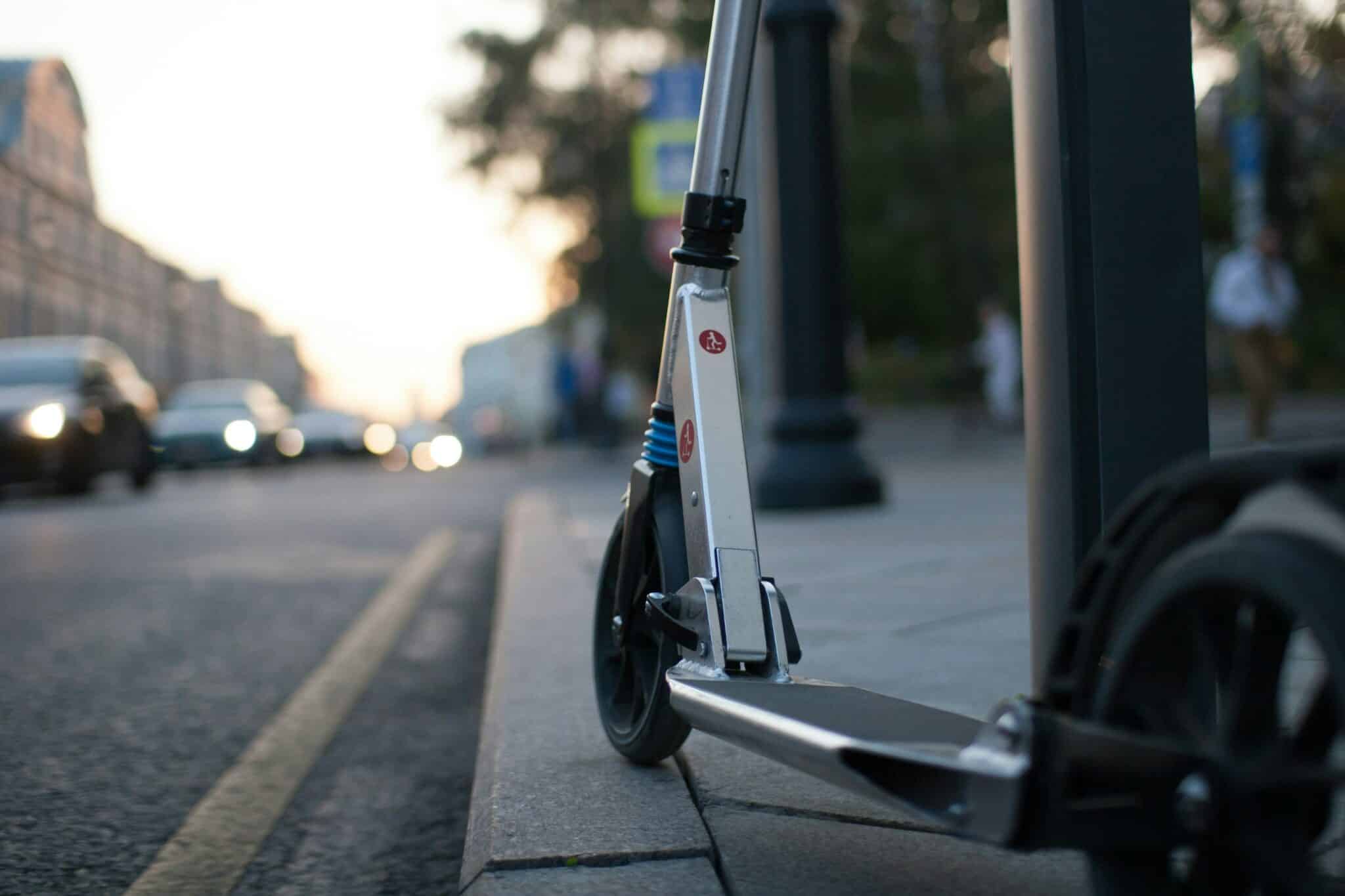 découvrez notre gamme de trottinettes électriques, idéales pour des déplacements écologiques et pratiques en ville.