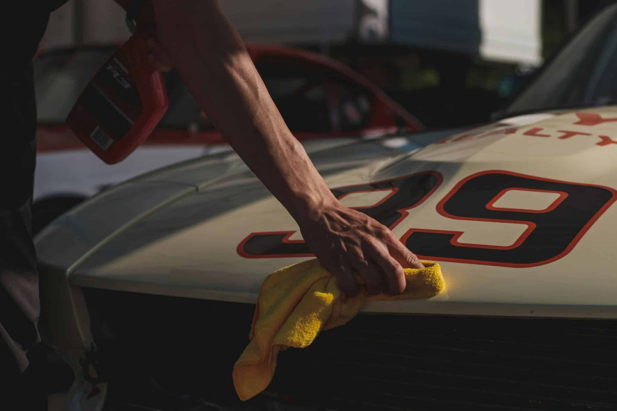 découvrez nos services de nettoyage automobile professionnel pour redonner de l'éclat à votre voiture avec des techniques de lavage innovantes.