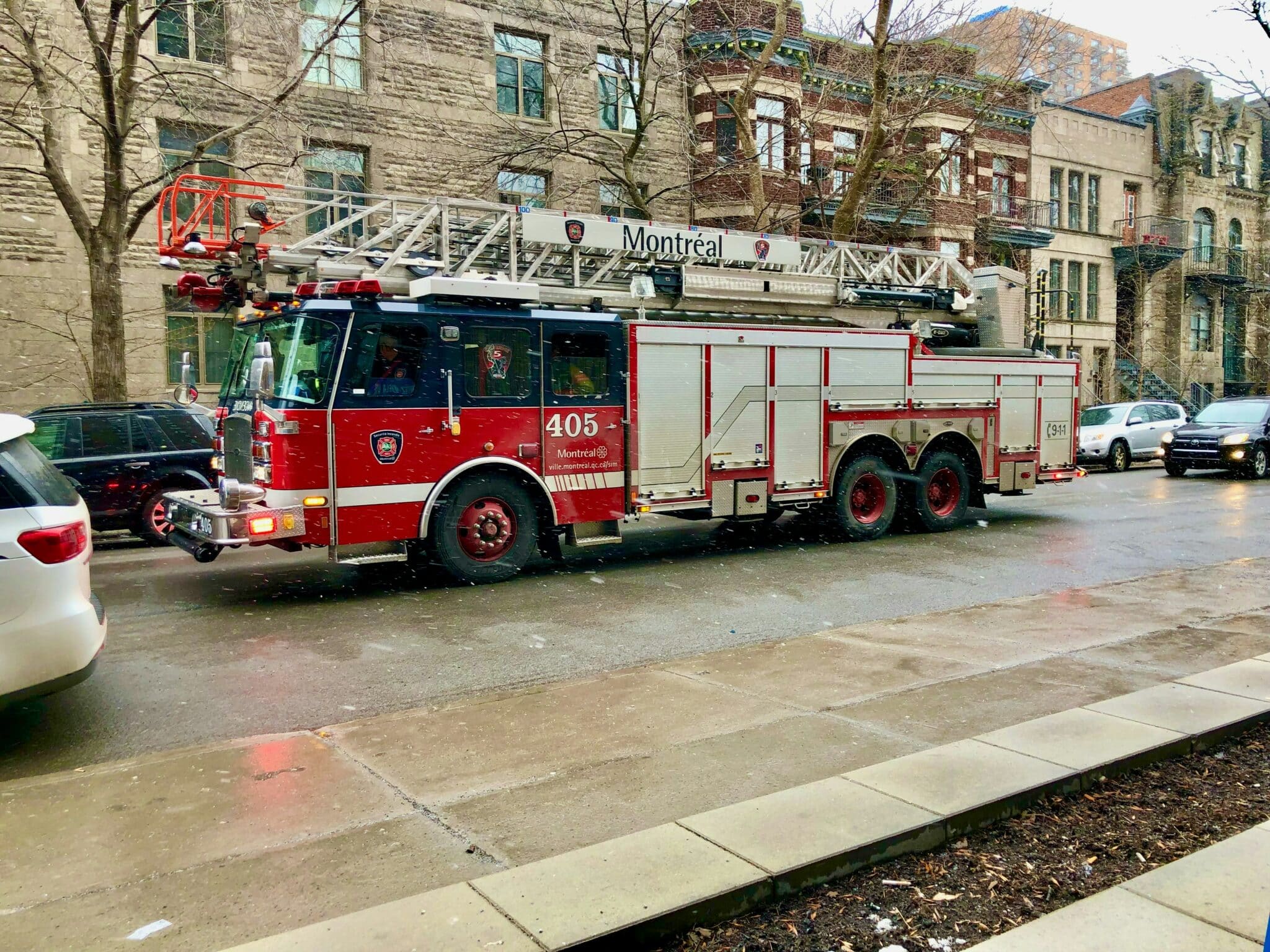 découvrez notre gamme de camions de pompiers, que vous recherchez un mini camion de pompier pour enfants ou un grand camion de pompier en taille réelle.