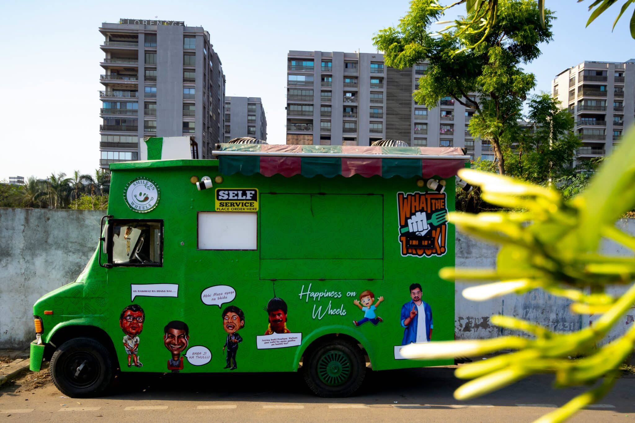 découvrez l'univers des food trucks, ces camionnets gourmands qui apportent des saveurs du monde entier directement dans votre rue. restauration rapide et de qualité, innovante et artisanale, les food trucks ravissent les papilles des amateurs de street food.