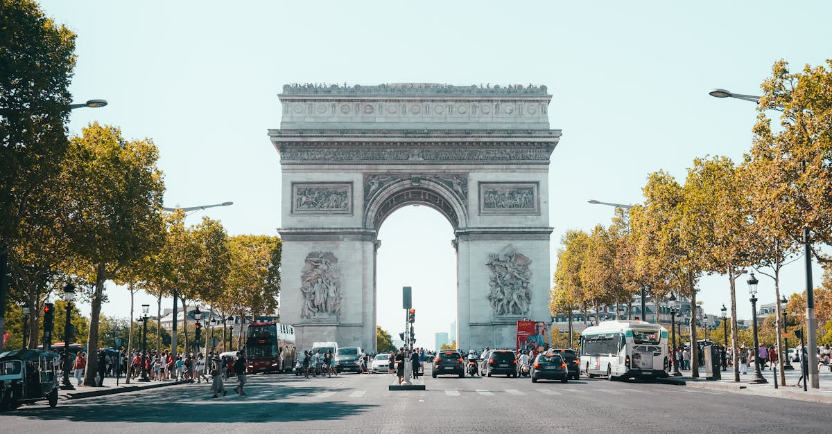 découvrez la vie et l'héritage de charles de gaulle, un homme d'état français emblématique, leader de la résistance pendant la seconde guerre mondiale et père fondateur de la cinquième république. plongez dans son parcours, ses idées politiques et son impact durable sur la france et le monde.