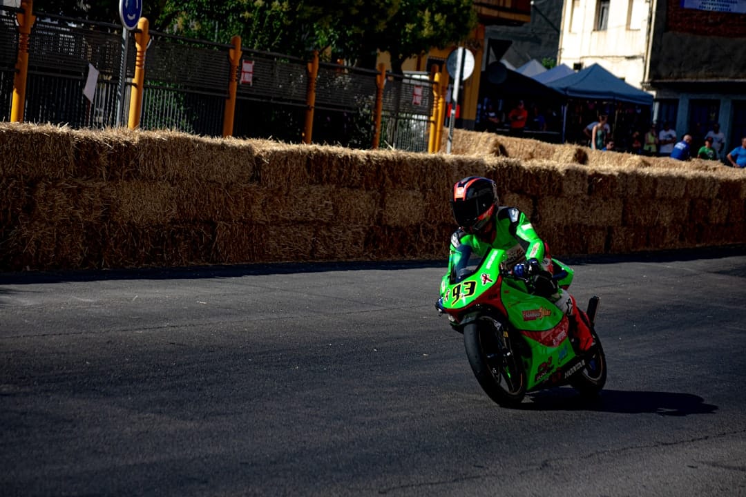 découvrez l'univers passionnant de la moto3, une catégorie de moto de compétition mettant en avant les jeunes pilotes talentueux. suivez les courses palpitantes, les performances des motos légères et l'évolution des futurs champions du motocyclisme. plongez au cœur de cette discipline fascinante!