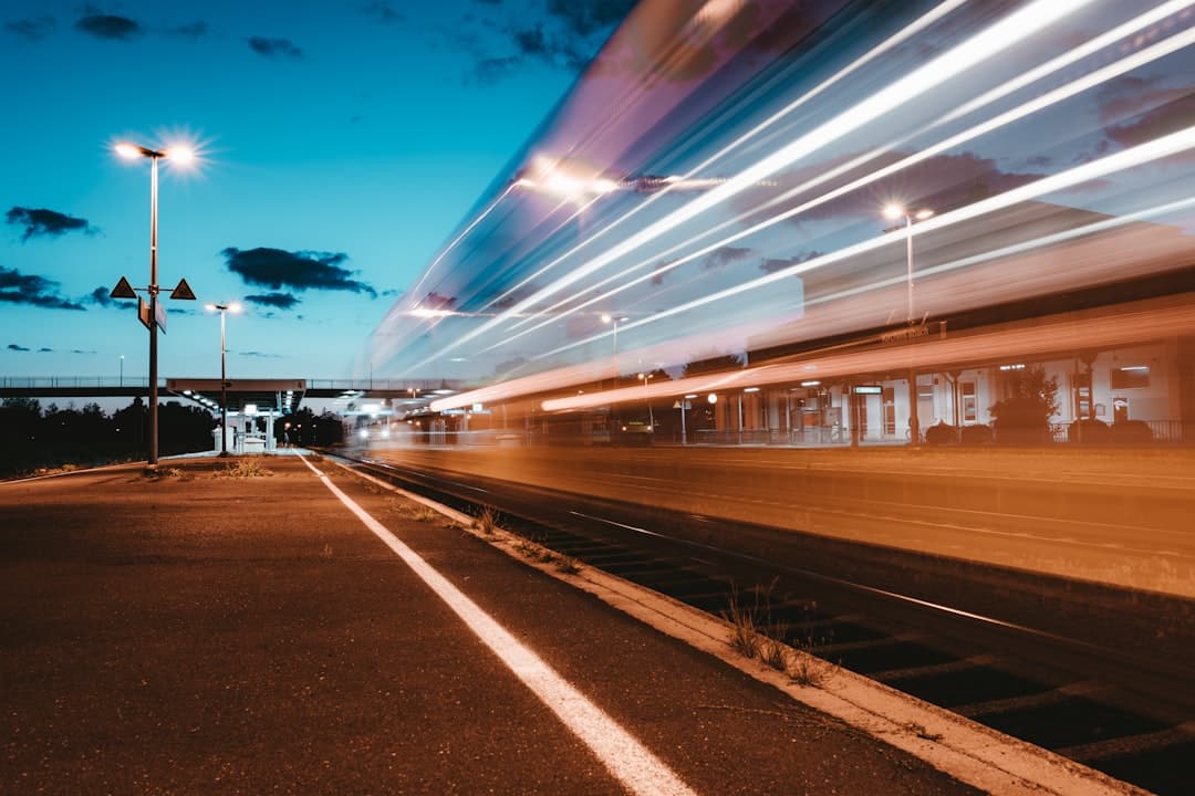 découvrez l'expérience unique d'un voyage nocturne à bord du 'night train'. profitez de paysages scintillants, de confort supérieur et d'un service attentif tout au long de votre trajet. parfait pour les aventuriers en quête de sérénité et de découvertes inattendues.