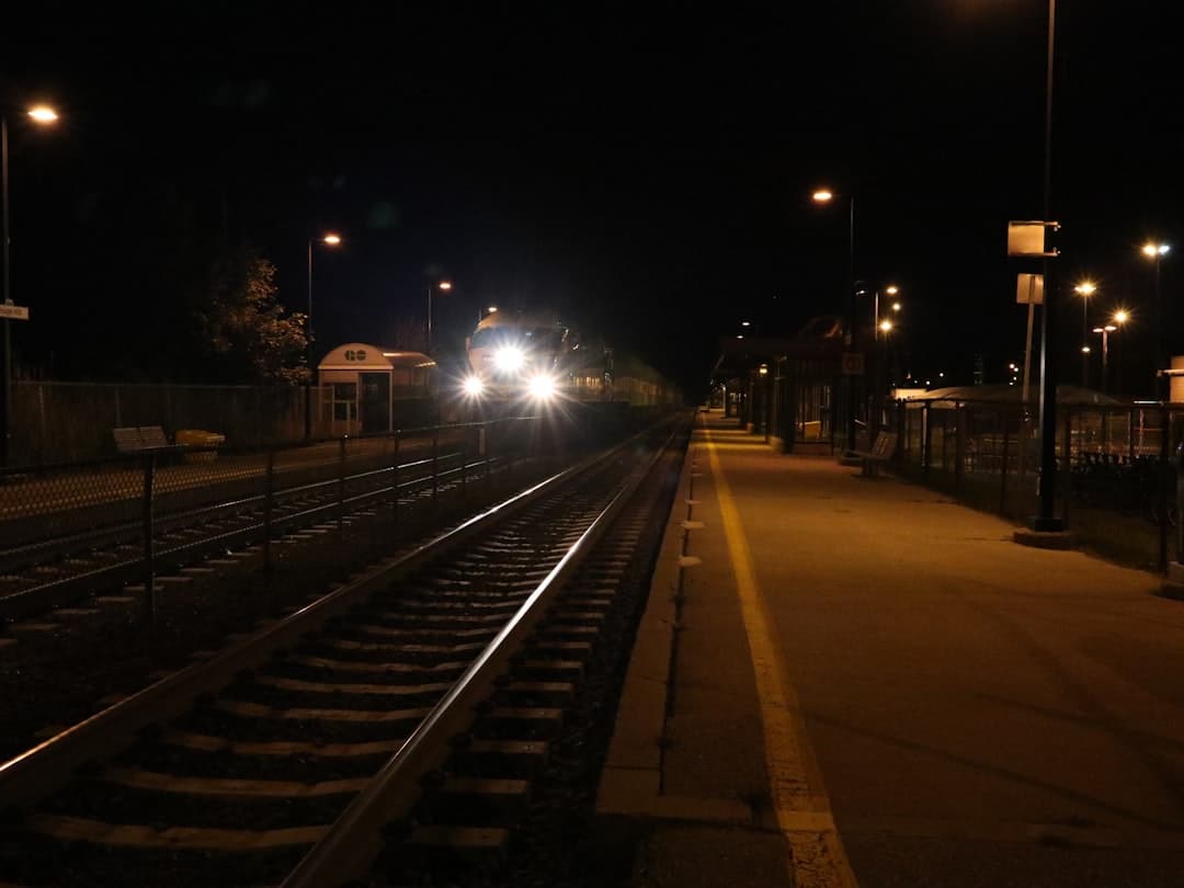 embarquez pour une aventure inoubliable avec 'night train', un voyage nocturne captivant à travers des paysages enchanteurs. découvrez des histoires fascinantes, des rencontres inattendues et la magie des trajets de nuit, où chaque arrêt révèle un nouvel univers.