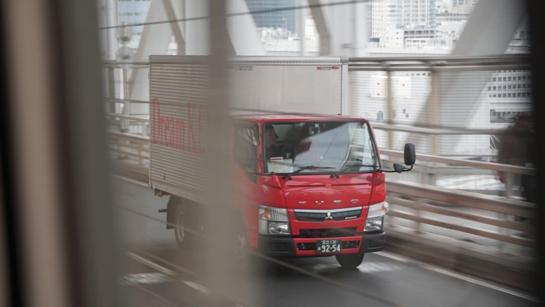 découvrez notre service de location de camion de déménagement, idéal pour transporter vos biens en toute sécurité. que ce soit pour un déménagement local ou à longue distance, nous avons le camion qu'il vous faut, avec des options de différentes tailles et des tarifs compétitifs.