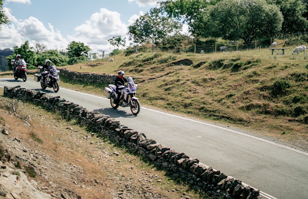 découvrez les meilleurs sentiers de moto à travers des paysages à couper le souffle. que vous soyez débutant ou expert, explorez des itinéraires adaptés à tous les niveaux et vivez des aventures inoubliables sur deux roues.