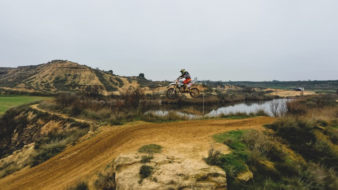 découvrez les meilleurs sentiers pour motos, des itinéraires pittoresques aux défis techniques, adaptés à tous les niveaux de compétence. préparez-vous à l'aventure et explorez la nature d'une manière unique.