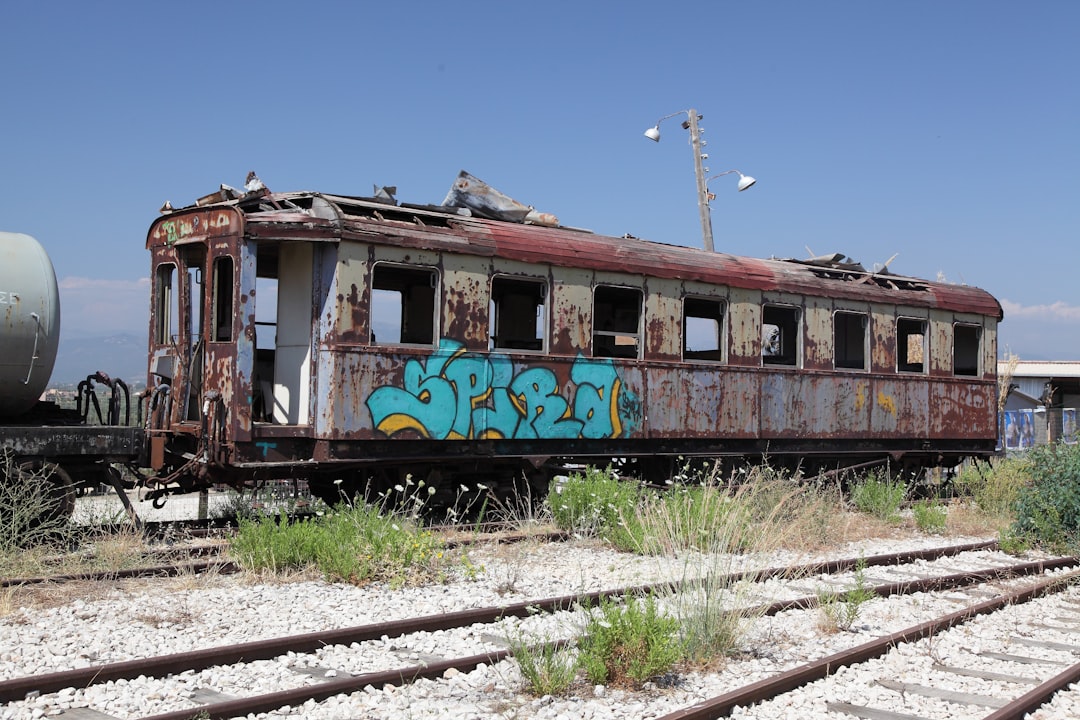 découvrez l'univers fascinant des accidents ferroviaires avec 'train wreck'. plongez dans des récits captivants, des analyses d'événements tragiques et des témoignages poignants, révélant l'impact de ces catastrophes sur les communautés et les avancées en matière de sécurité ferroviaire.