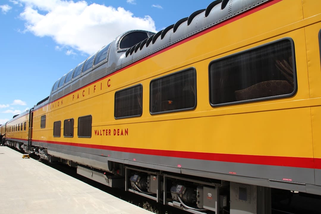 découvrez le charme du yellow train, un voyage inoubliable à travers les paysages époustouflants des pyrénées. profitez d'une expérience unique à bord de ce train emblématique, alliant confort et panoramas grandioses.