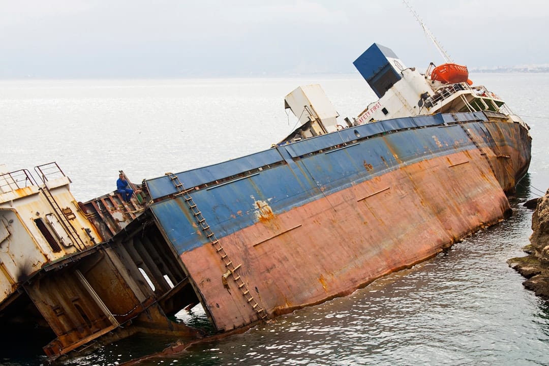 découvrez tout sur les tankers : des navires gigantesques utilisés pour le transport de liquides, y compris le pétrole et les produits chimiques. apprenez sur leur fonctionnement, leur construction et les enjeux environnementaux qui les entourent.