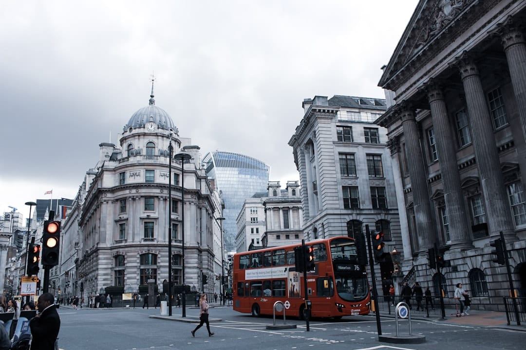 découvrez l'incroyable expérience des bus à impériales, ces emblématiques double-decker qui offrent une vue imprenable sur les paysages urbains. parfaits pour les visites touristiques, ces véhicules iconiques allient confort et praticité pour explorer les villes comme jamais auparavant.