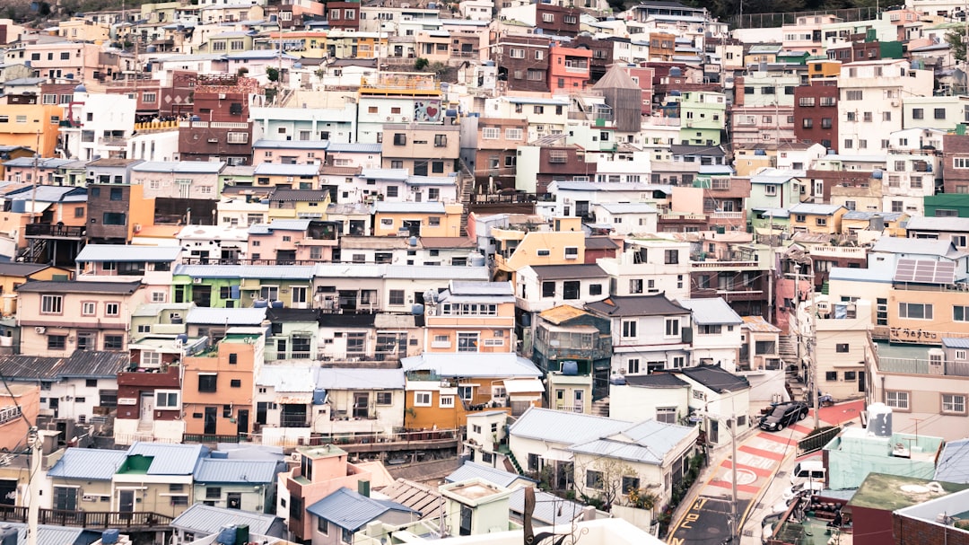 découvrez busan, la deuxième plus grande ville de corée du sud, célèbre pour ses plages magnifiques, son ambiance vibrante et sa riche culture. explorez ses marchés traditionnels, savourez des plats locaux délicieux et admirez le panorama époustouflant depuis le sommet du temple haedong yonggungsa. un voyage inoubliable au cœur de cette métropole dynamique vous attend.