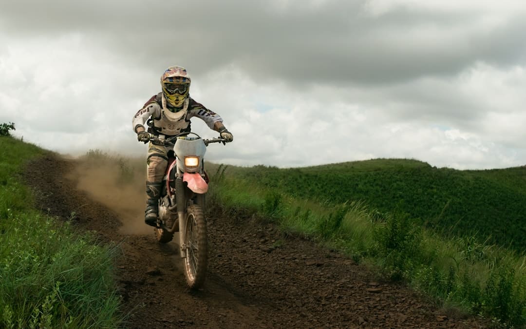 découvrez le monde passionnant des dirt bikes : conseils, techniques, et astuces pour les amateurs de sensations fortes. explorez les meilleures pratiques pour piloter avec sécurité et style sur tous types de terrains.