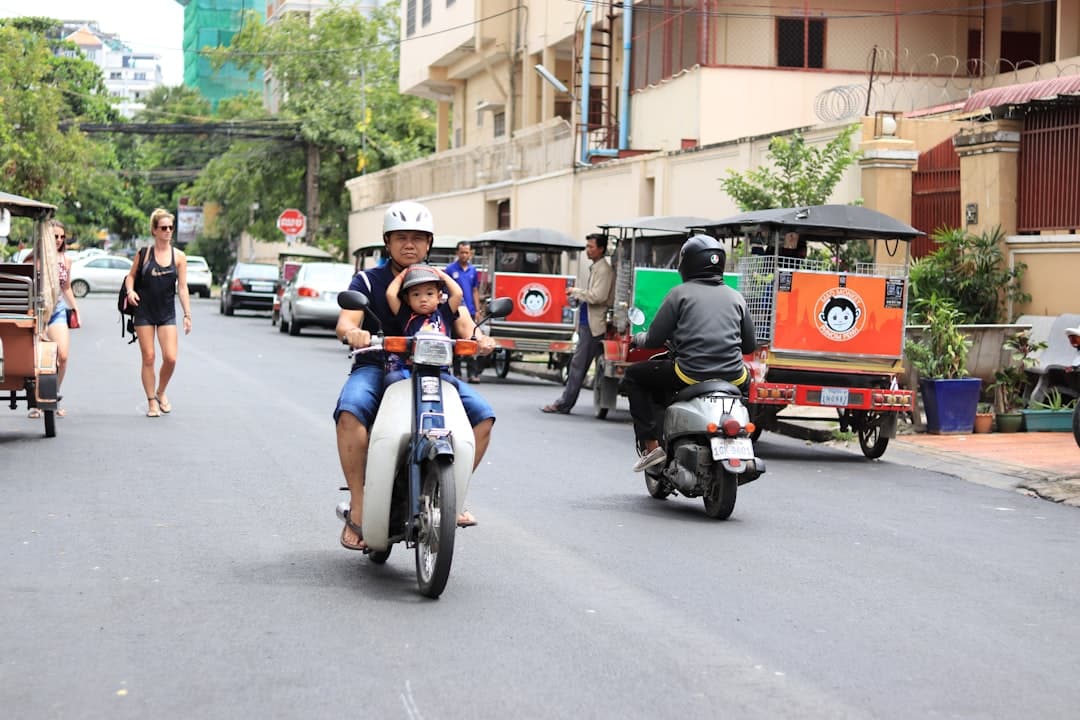 découvrez des conseils essentiels sur la sécurité des motocyclistes pour rouler en toute confiance. apprenez les meilleures pratiques, l'équipement de sécurité nécessaire et les règles de conduite pour réduire les risques sur la route.