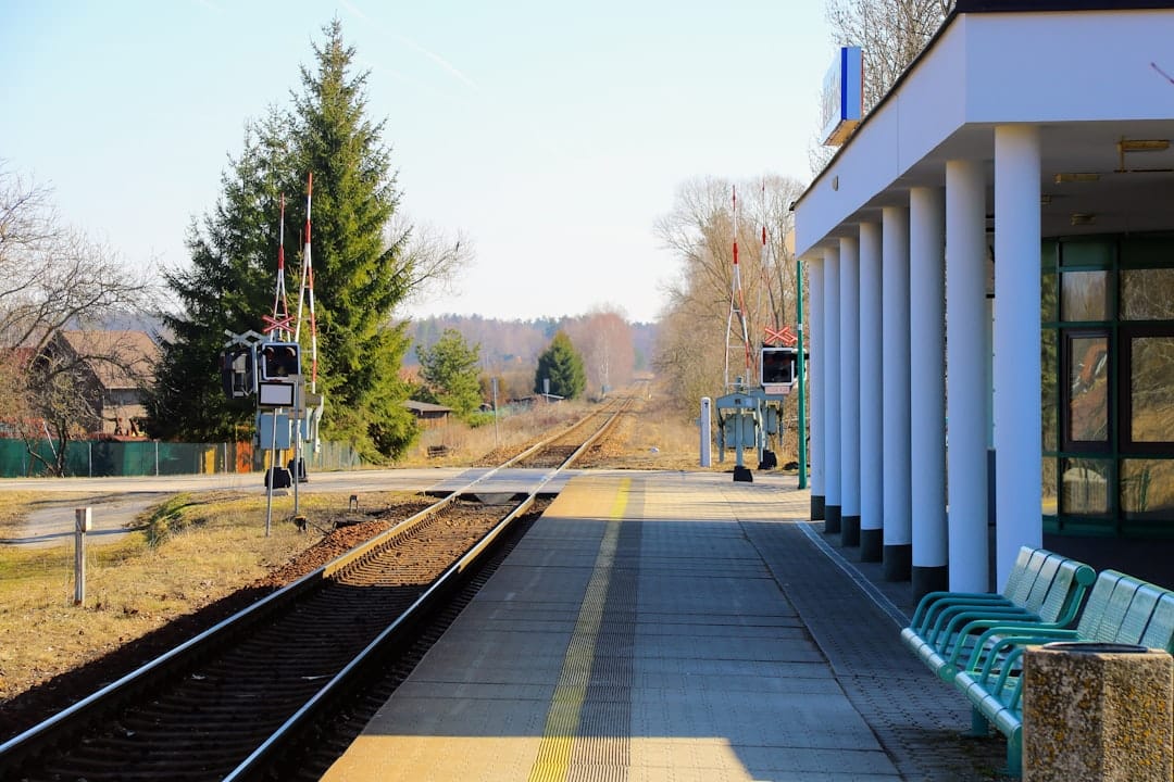 découvrez le plaisir du voyage en train : une expérience unique à travers des paysages enchanteurs, un confort inégalé et une empreinte carbone réduite. embarquez pour votre prochaine aventure ferroviaire et laissez-vous porter par la magie des rails.