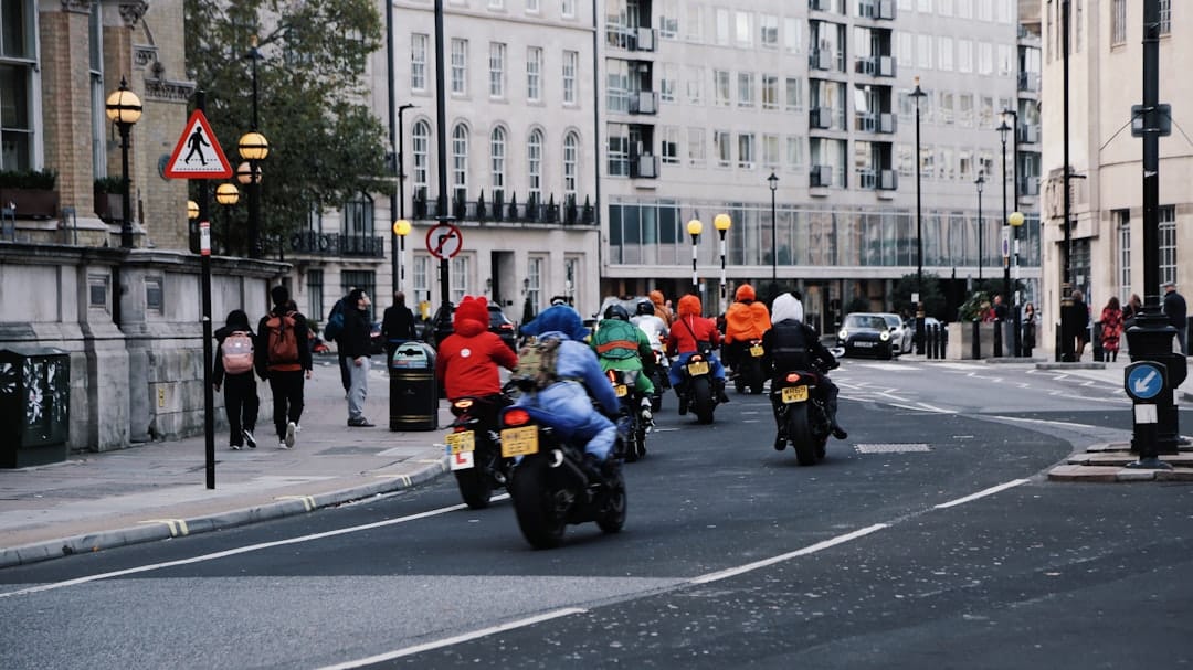 découvrez notre sac à dos pour motards, alliant style et fonctionnalité. conçu pour ceux qui vivent leur passion de la moto, ce sac offre un confort optimal, une grande capacité de rangement et des caractéristiques de sécurité, parfait pour vos aventures sur deux roues.