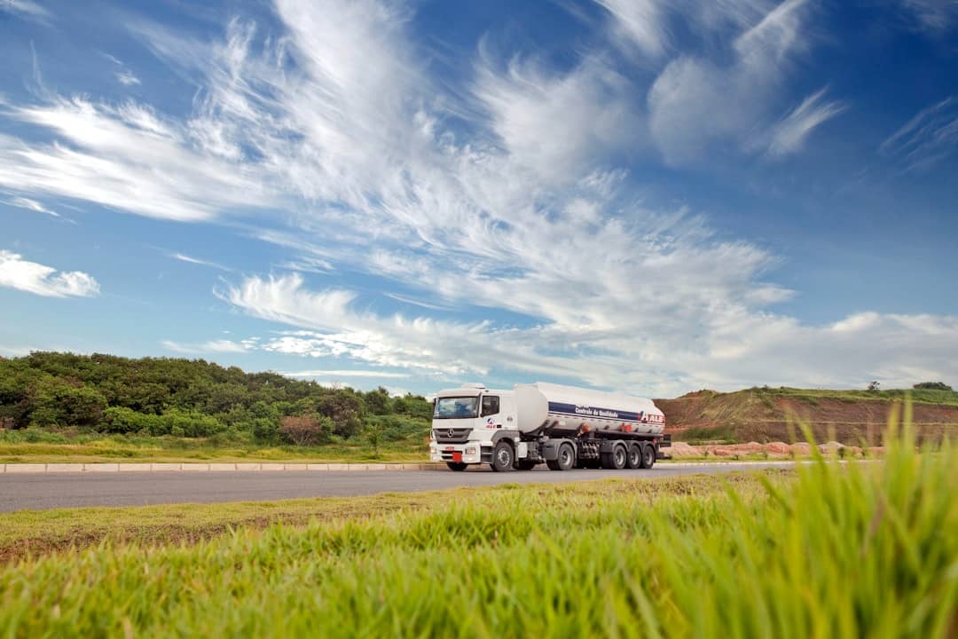 découvrez nos camions réfrigérés, spécialement conçus pour le transport sécurisé et efficace de vos marchandises périssables. idéaux pour le secteur alimentaire et pharmaceutique, nos véhicules garantissent une température constante et un suivi en temps réel de vos produits.