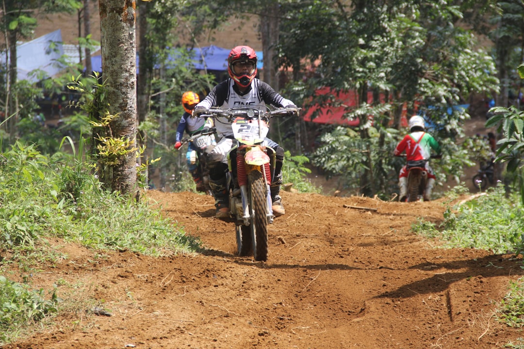 découvrez l'univers passionnant des motos de trail ! parfaites pour l'aventure, ces motos polyvalentes vous permettront d'explorer tout terrain avec puissance et agilité. que ce soit pour les randonnées en forêt ou sur des chemins escarpés, les motos de trail sont conçues pour les amateurs de sensations fortes. plongez dans notre guide complet pour choisir votre modèle idéal et profiter pleinement de votre passion pour les deux-roues.