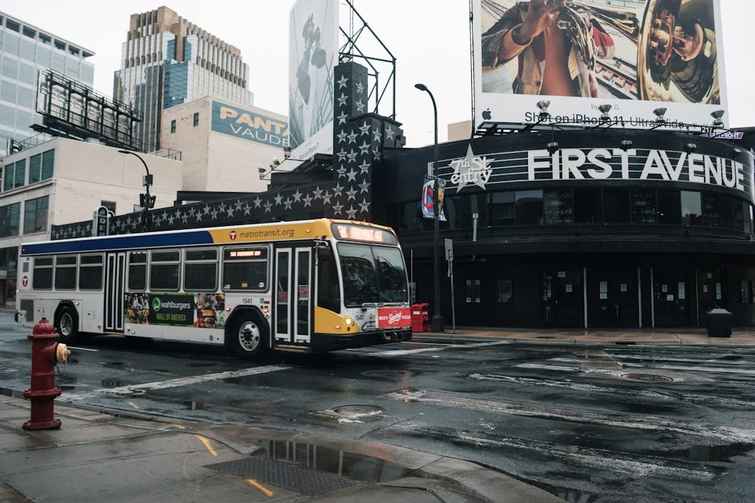 découvrez tout ce qu'il faut savoir sur le salaire des conducteurs de bus en france, incluant les facteurs influençant leur rémunération, les variations régionales et les perspectives d'évolution de carrière dans ce métier essentiel au transport public.