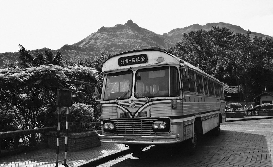 obtenez votre permis de conduire de bus et démarrez votre carrière dans le transport. découvrez les exigences, les étapes de formation et les conseils pour réussir votre examen. transformez votre passion pour la conduite en profession!