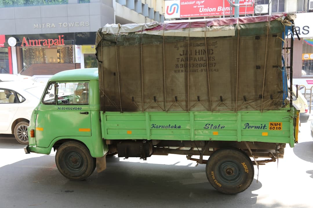 découvrez notre camion transporteur de véhicules, idéal pour déplacer en toute sécurité vos voitures. robuste, fiable et conçu pour garantir un transport sans dommages, ce véhicule répond à tous vos besoins de logistique automobile.