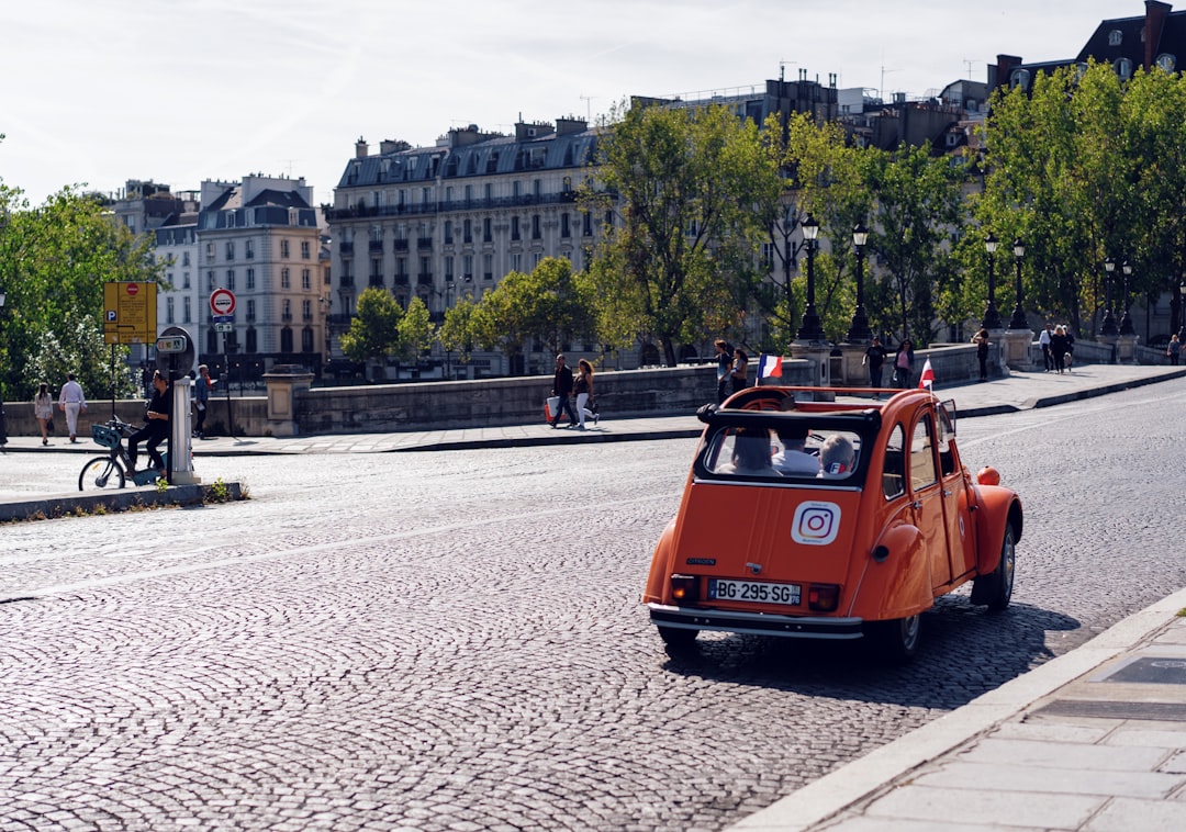 découvrez l'univers de citroën, marque française emblématique alliant innovation, confort et design. explorez nos modèles, des citadines aux suv, et trouvez le véhicule qui répond à vos besoins avec des technologies avancées et un style inégalé.