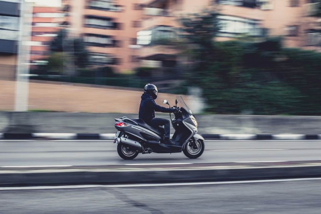 découvrez notre gamme de scooters : pratiques, économiques et stylés. que vous soyez à la recherche d'un véhicule pour vos trajets quotidiens ou pour vos loisirs, trouvez le scooter qui répond à vos besoins et profitez de la liberté de rouler en toute simplicité.