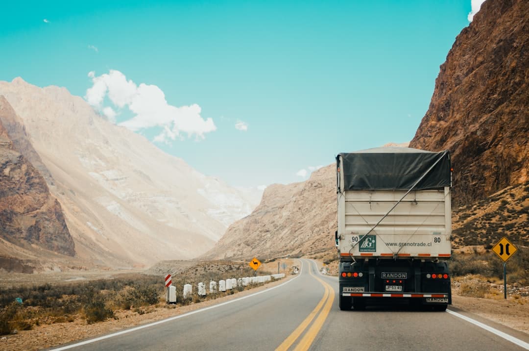 découvrez notre camion roll-off, conçu pour simplifier le transport et la gestion des déchets. polyvalent et robuste, il s'adapte parfaitement à divers chantiers et applications, offrant une solution efficace pour vos besoins en matière de location de bennes.