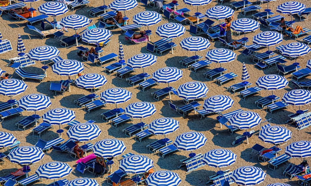 découvrez notre large gamme de pare-soleil, conçus pour vous protéger du soleil tout en ajoutant une touche d'élégance à votre espace extérieur. parfaits pour les terrasses, jardins et balcons, nos produits allient confort et style.