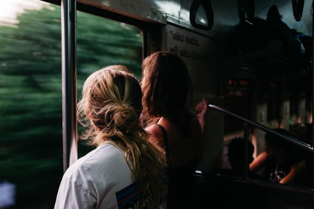 découvrez le voyage en train, une manière inégalée d'explorer le monde avec confort et élégance. profitez de paysages à couper le souffle tout en voyageant, que ce soit pour des escapades de week-end ou des aventures prolongées.