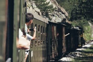 découvrez le plaisir du voyage en train, une expérience unique qui allie confort, paysages à couper le souffle et respect de l'environnement. explorez de nouvelles destinations tout en vous relaxant à bord de trains modernes et agréables.