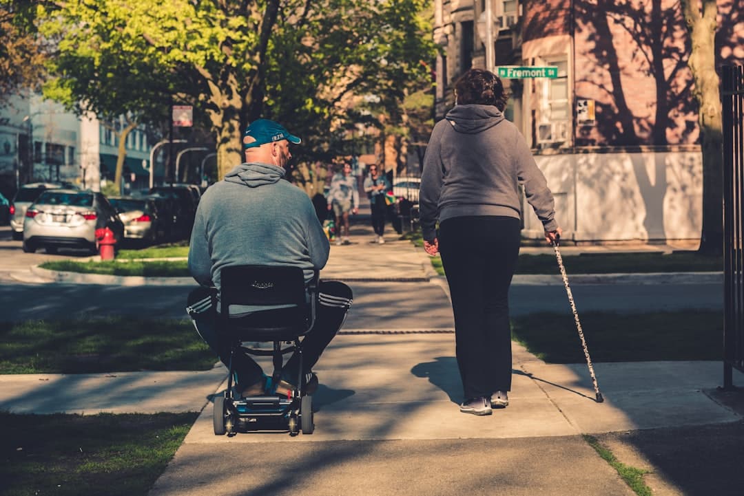 découvrez notre trottinette électrique avec siège, alliant confort et efficacité. idéale pour vos trajets urbains, elle offre une conduite agréable et stable tout en vous permettant de vous déplacer en toute simplicité. profitez de la liberté de circuler avec style et praticité.