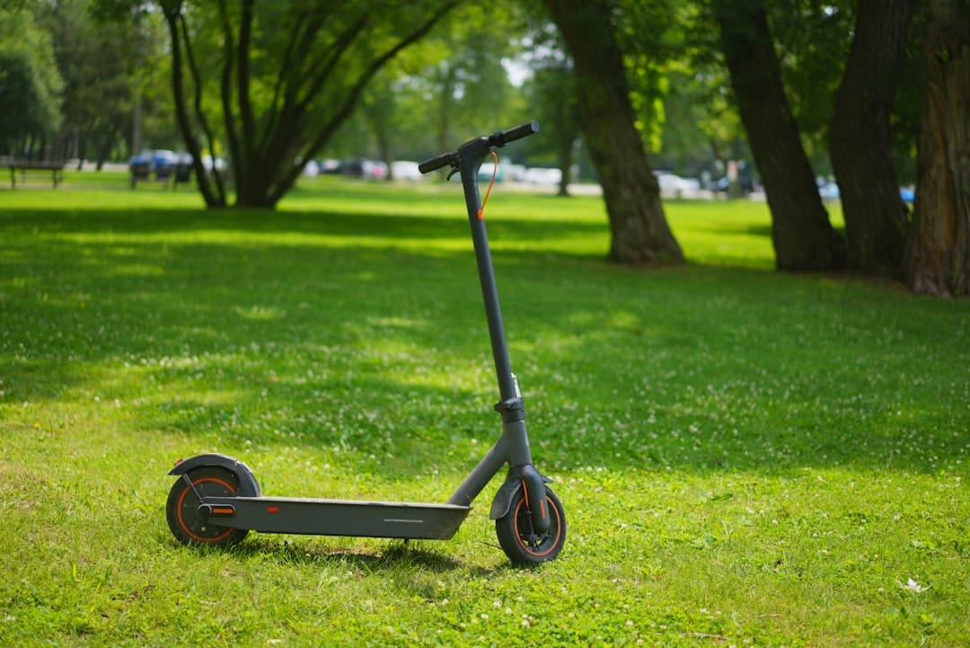 découvrez notre trottinette électrique pliable, alliant praticité et performance pour vos déplacements urbains. facile à transporter et à ranger, elle est idéale pour une mobilité moderne et écologique.