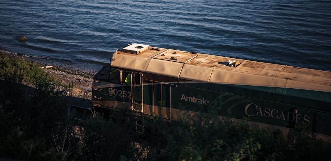 découvrez les paysages à couper le souffle à bord d'un train scenic. profitez d'un voyage inoubliable qui serpente à travers des montagnes majestueuses, des vallées verdoyantes et des panoramas époustouflants. embarquez pour une aventure unique et laissez-vous envoûter par la beauté de la nature.