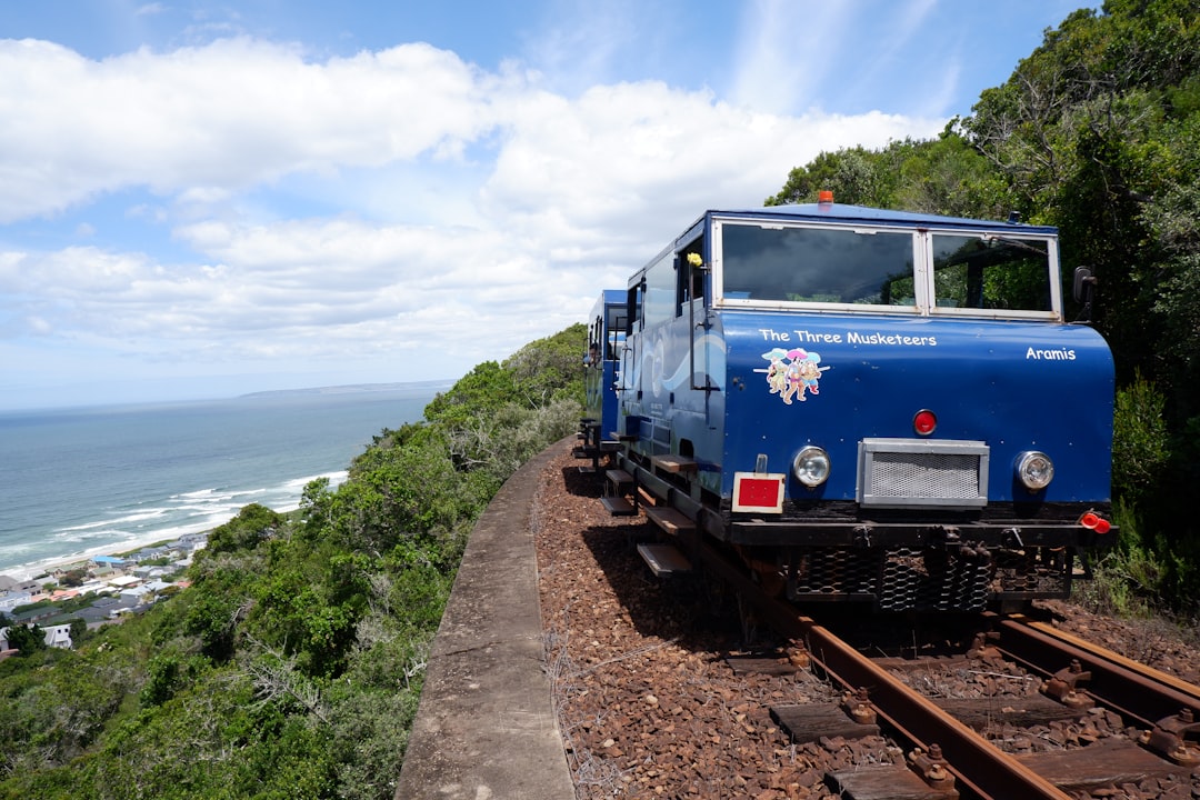 découvrez l'univers fascinant du blue train, un train légendaire alliant luxe et confort. parcourez des paysages à couper le souffle tout en profitant d'un service de première classe à bord de ce joyau ferroviaire.