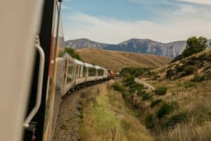 découvrez l'expérience unique du train de nuit : un voyage confortable et authentique à travers des paysages enchanteurs, idéal pour allier transport et découverte tout en préservant votre temps.