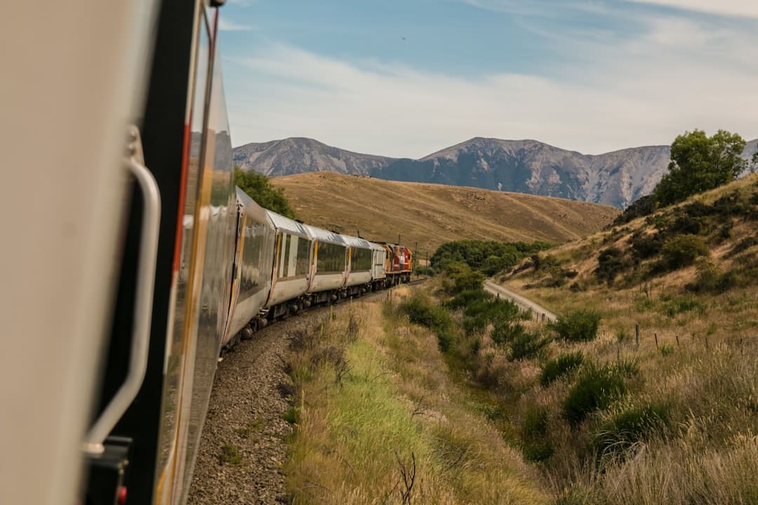 découvrez l'expérience unique du train de nuit : un voyage confortable et authentique à travers des paysages enchanteurs, idéal pour allier transport et découverte tout en préservant votre temps.