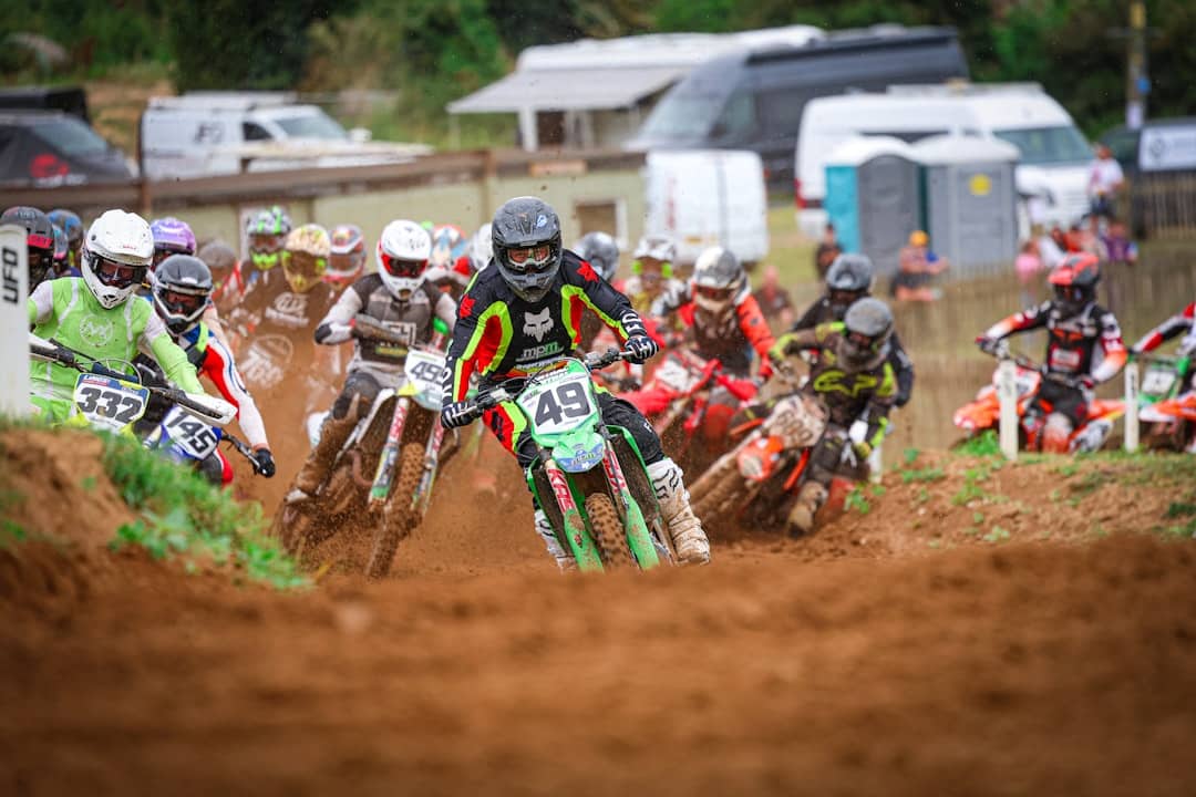 découvrez l'univers palpitant du motocross : techniques, événements, conseils pour débutants et passionnés, ainsi que les dernières tendances et équipements. rejoignez-nous pour vivre l'adrénaline des pistes et des compétitions.