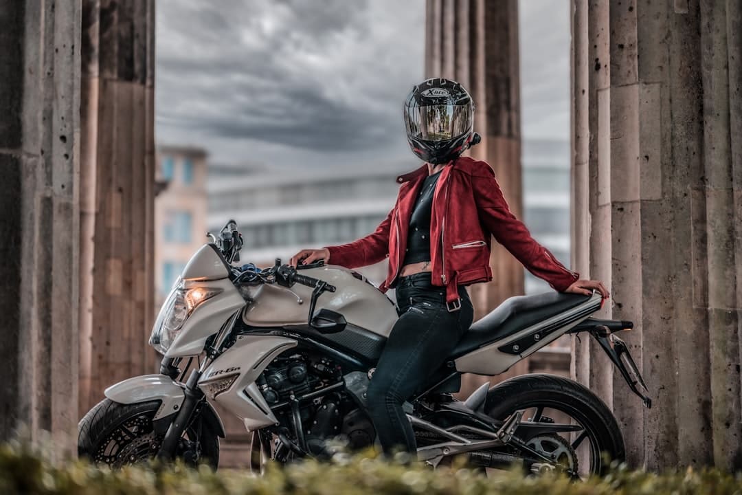 découvrez notre collection de vestes de moto pour femmes, alliant style et sécurité. fabriquées avec des matériaux de haute qualité, nos vestes offrent une protection optimale tout en étant tendance. parfaites pour les passionnées de motocyclisme, elles garantissent confort et élégance sur la route.