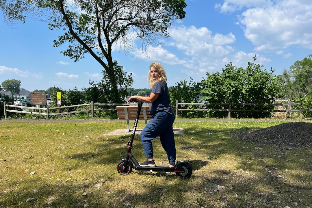 découvrez notre trottinette électrique pliable, alliant praticité et performance. idéale pour vos déplacements urbains, elle se plie facilement pour un transport sans effort. roulez avec style et confort grâce à une autonomie impressionnante et une conception ergonomique.