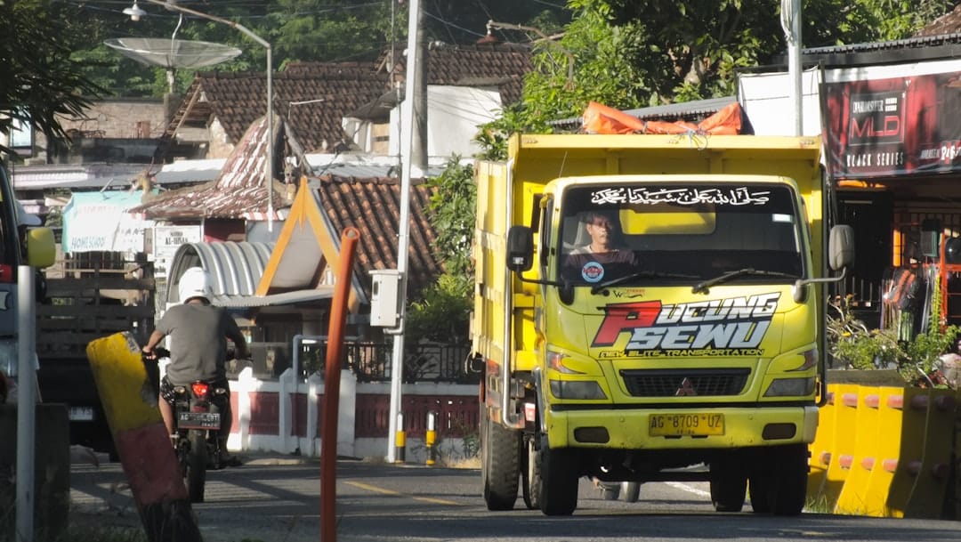 découvrez le métier de chauffeur de camion, une profession essentielle au transport de marchandises. explorez les compétences requises, les défis du quotidien et les opportunités de carrière dans ce secteur en pleine évolution.