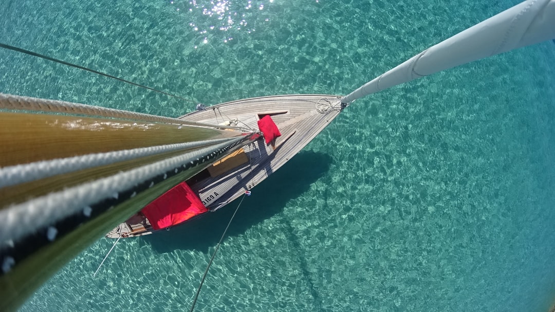 découvrez les nombreux avantages de la voile : détente en pleine nature, développement de compétences techniques, connexion avec l'environnement et renforcement des liens sociaux. embarquez pour une aventure enrichissante sur les flots, et explorez la liberté que seule la navigation peut offrir.