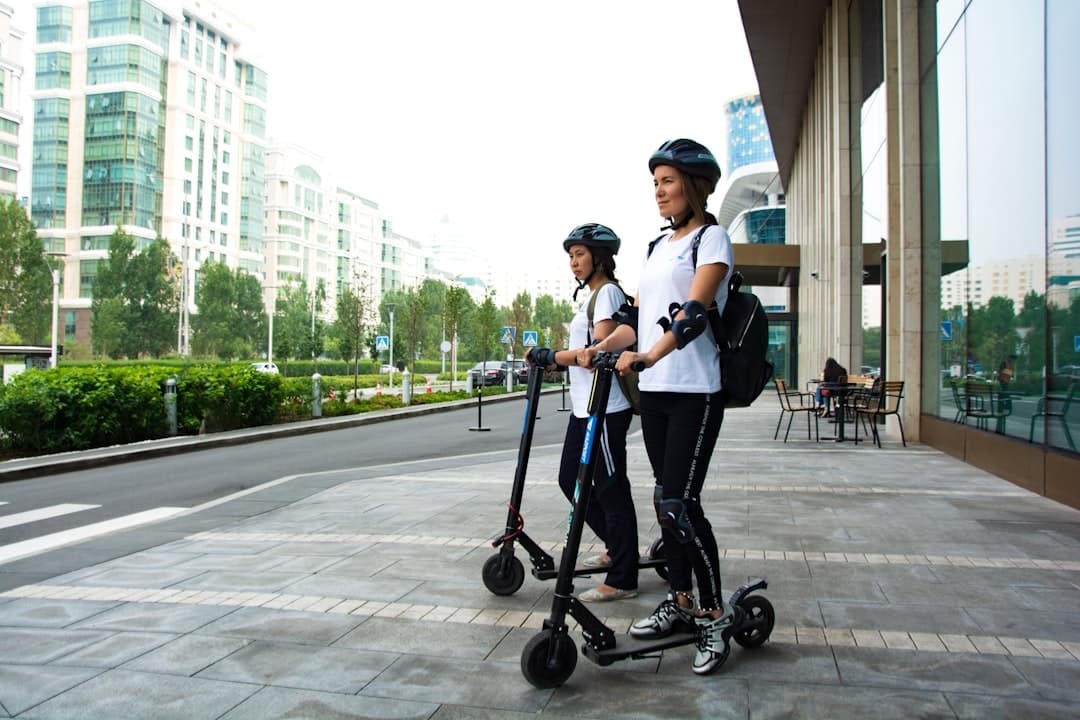 découvrez l'univers des scooters : un moyen de transport pratique, économique et écologique. explorez nos conseils, astuces et tendances pour choisir le scooter qui vous correspond et profitez de la liberté de rouler en toute simplicité.