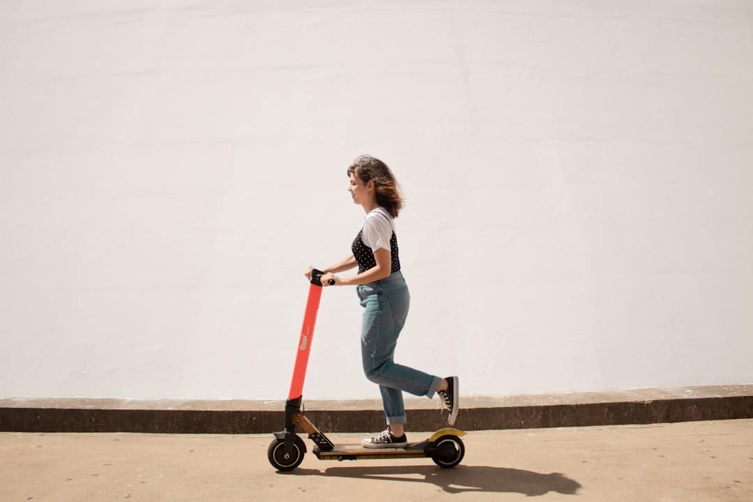 découvrez notre large sélection de scooters, alliant performance, style et confort. que vous soyez débutant ou expert, trouvez le scooter parfait pour vos déplacements urbains ou vos aventures sur route.