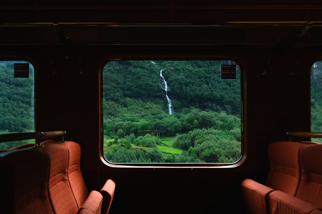 découvrez les merveilles du voyage en train : confort, paysages à couper le souffle et détente. embarquez pour une aventure inoubliable à travers les plus belles destinations.