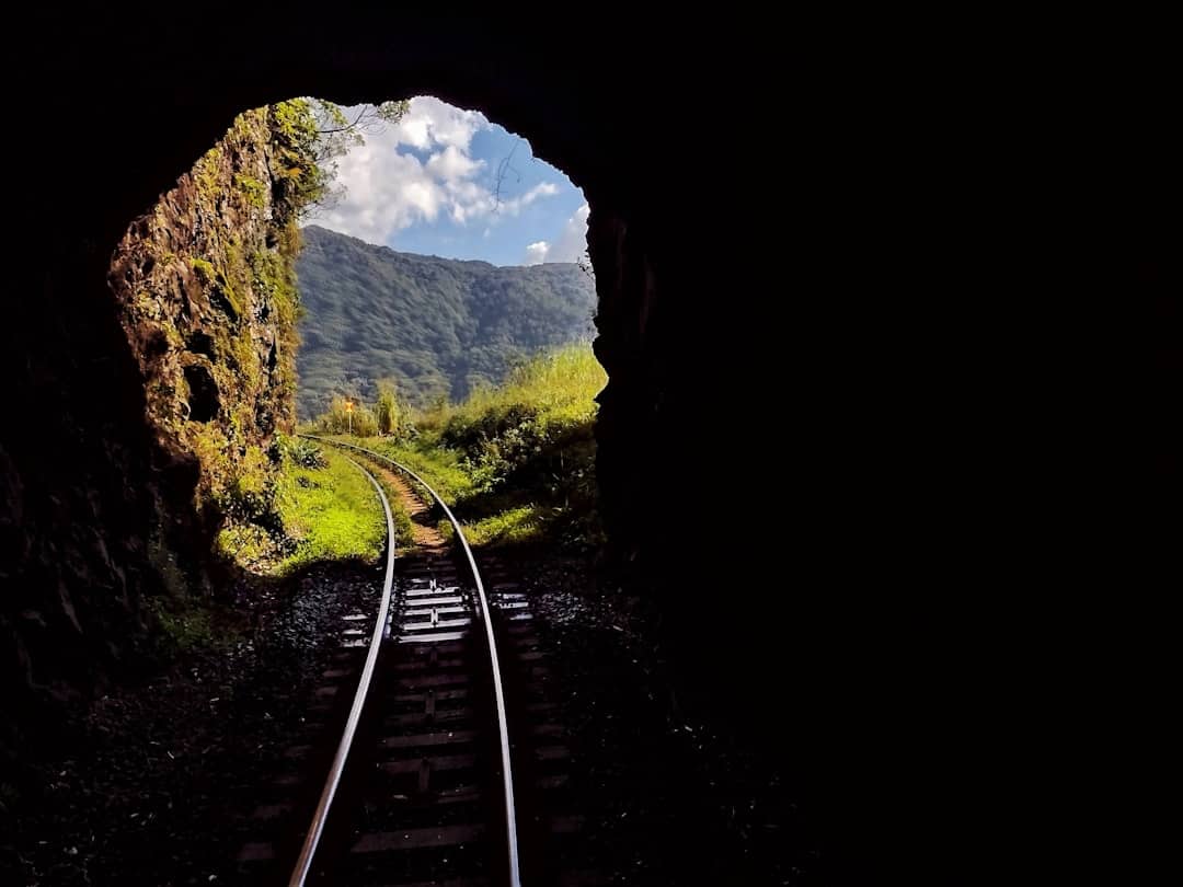 découvrez l'aventure du voyage en train : une manière unique d'explorer des paysages pittoresques et de vivre des expériences authentiques. profitez du confort et de la liberté que seul le train peut offrir pour vos prochaines escapades.