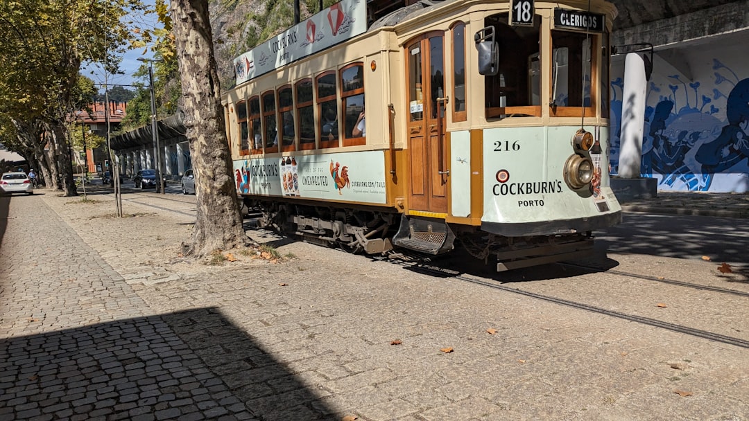 découvrez le charme du voyage en train avec des paysages à couper le souffle, un confort inégalé et une expérience authentique. que ce soit pour une escapade courte ou un voyage long, embarquez pour une aventure mémorable à travers les rails.