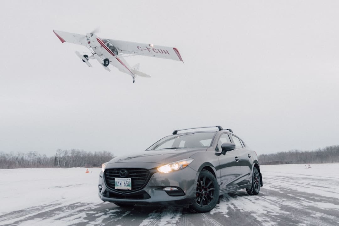 découvrez l'avenir de la mobilité avec la voiture volante. explorez comment cette innovation révolutionnaire transforme nos trajets, alliant technologie avancée et liberté de déplacement dans les airs.